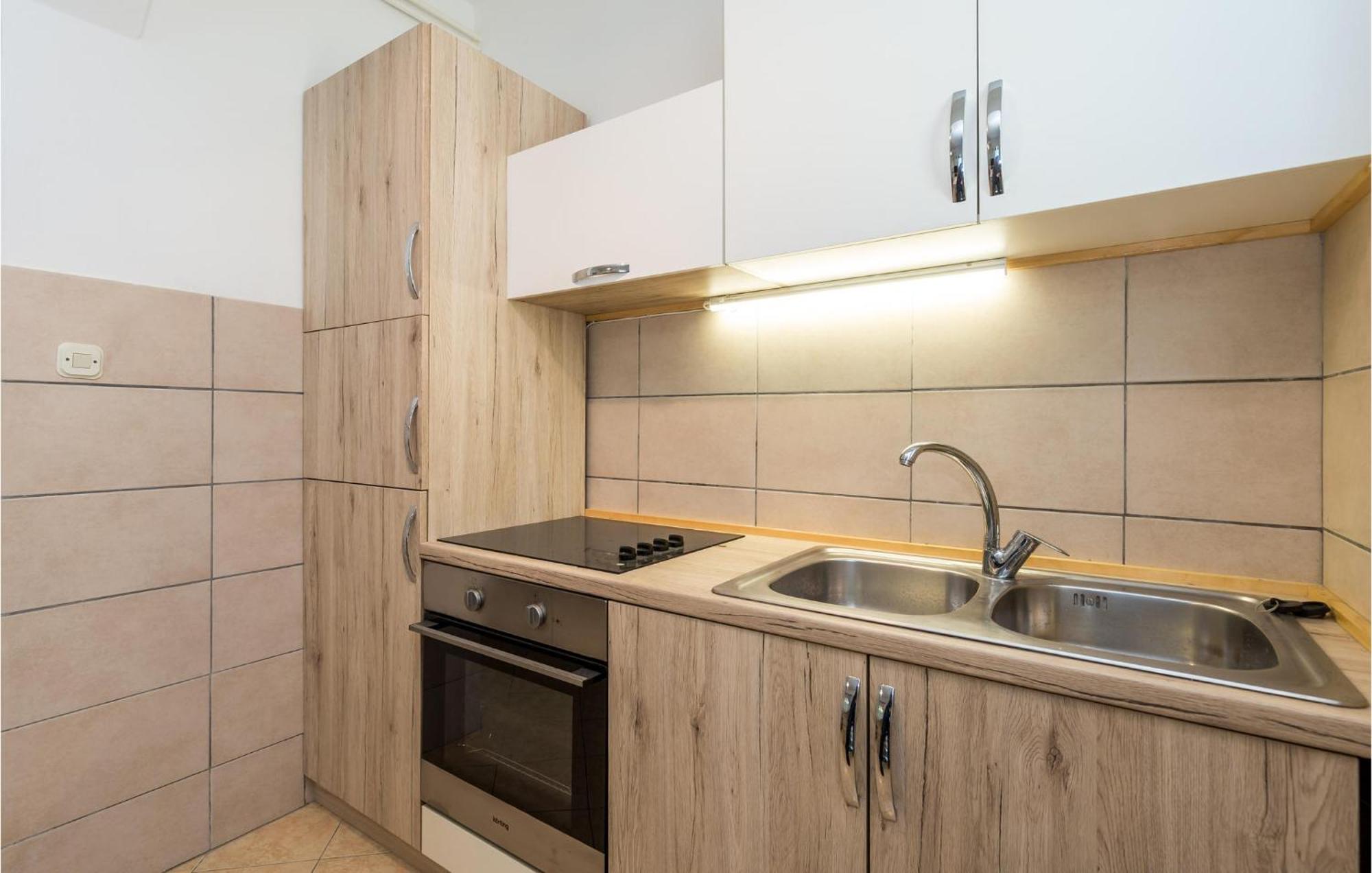 1 Bedroom Amazing Apartment In Kampor Exterior foto