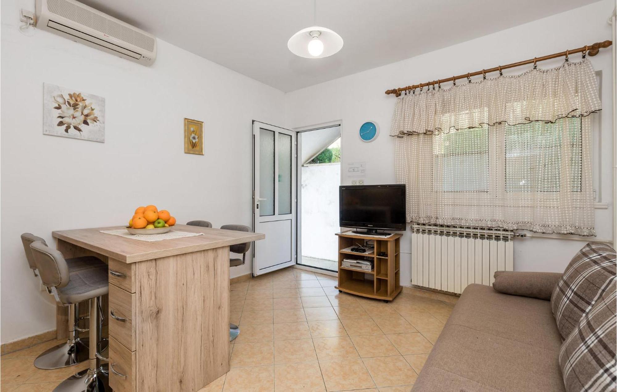 1 Bedroom Amazing Apartment In Kampor Exterior foto