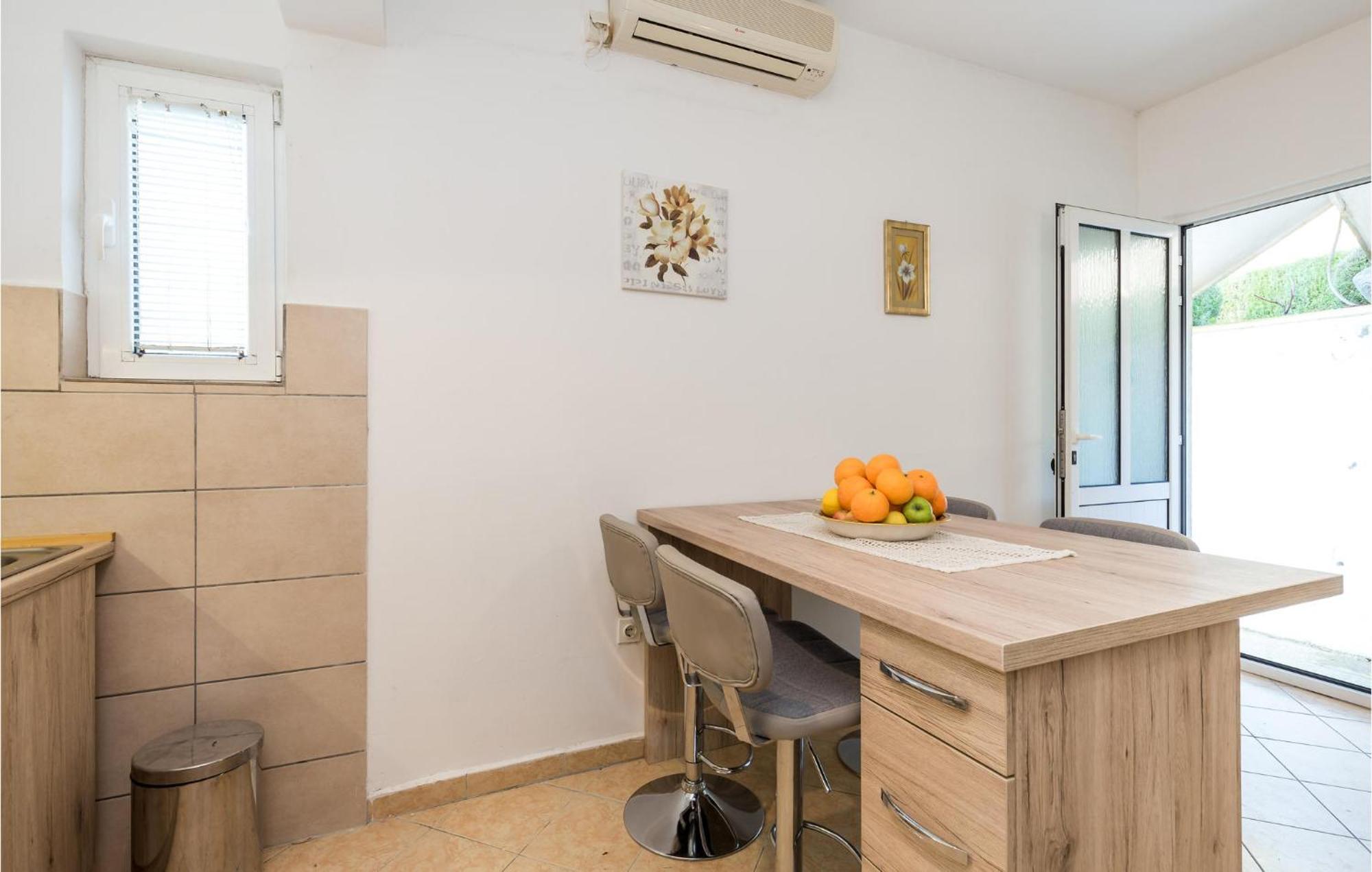 1 Bedroom Amazing Apartment In Kampor Exterior foto
